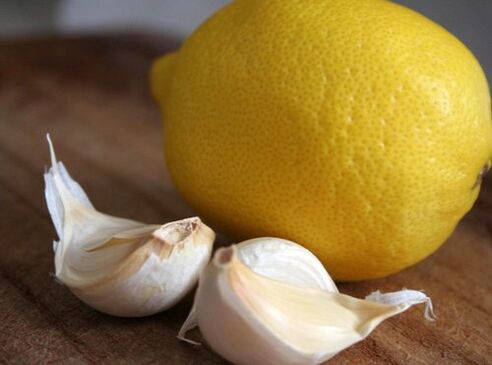 Oblíbeným domácím lékem na osteochondrózu je česnek a citron.